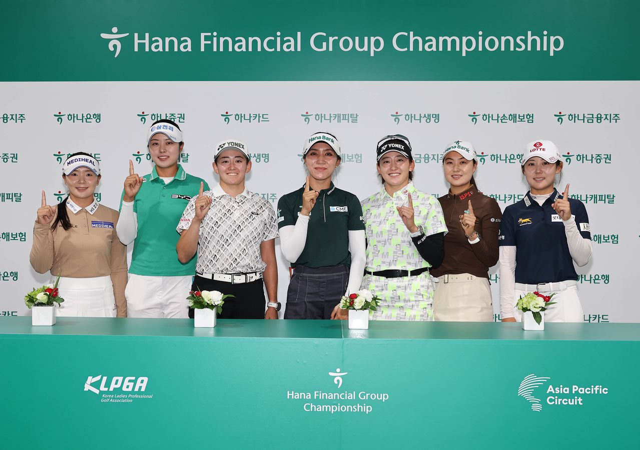이다연과 서교림, 이와이 아키, 리디아 고, 이와이 치지, 이민지, 황유민(왼쪽부터) 16일 KLPGA 투어 하나금융그룹 챔피언십 공식 기자회견에서 선전을 다짐하고 있다. 사진 KLPGA