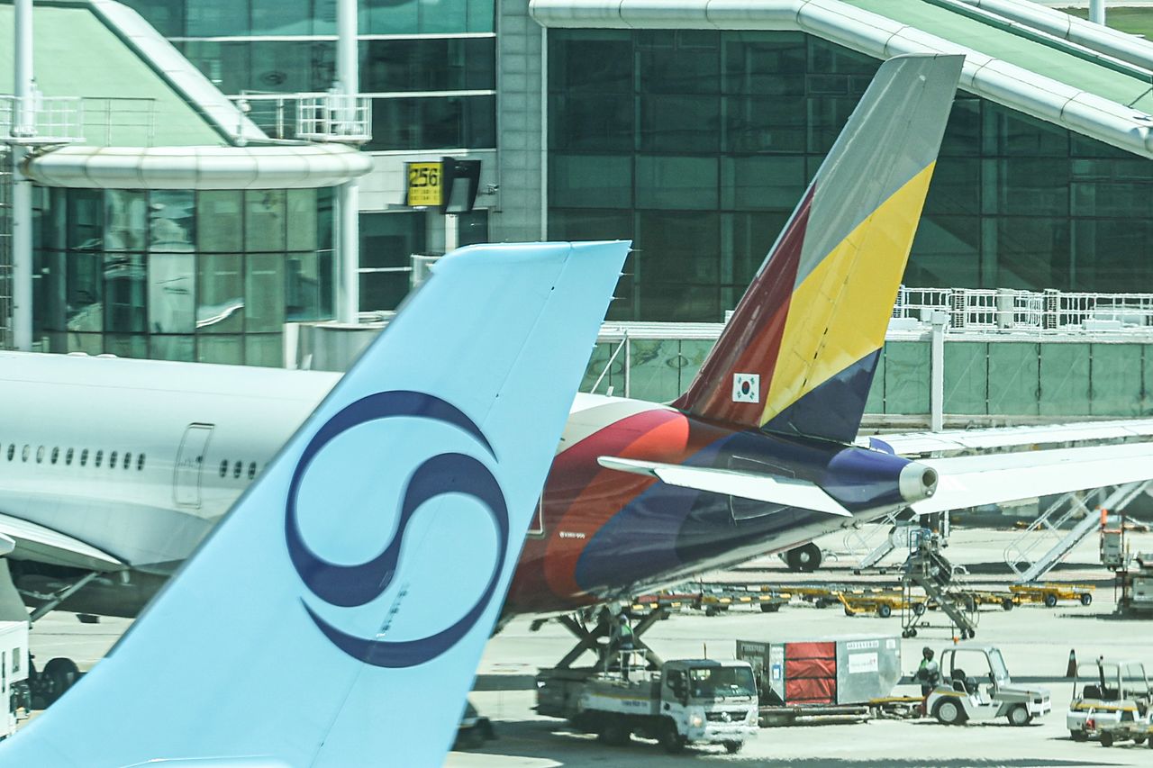 인천공항 활주로의 대한항공과 아시아나항공 여객기 모습. 김경록 기자