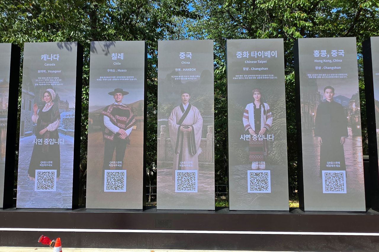 경북문화관광공사가 최근 경주 보문관광단지 수상공연장 인근 광장에 설치한 'POST APEC 미디어월' 전광판.   경북문화관광공사는 여러 나라의 옷을 소개하는 전광판을 운용하면서 중국을 소개하는 화면에 중국풍 복장을 한 인물을 보여주며 해당 옷을 한복으로 표기해 물의를 빚었다. 연합뉴스 
