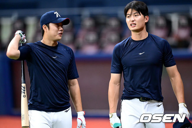 [OSEN=고척, 최규한 기자] 류지현 감독이 이끄는 2026 아이치·나고야 아시안게임 야구 대표팀이 16일 오후 서울 고척스카이돔에서 훈련을 가졌다.야구 대표팀은 오는 18일 나고야로 이동한 뒤 21일 B조 조별예선 대만전, 22일 홍콩전, 23일 태국전을 치른 뒤 25일부터 26일까지 슈퍼라운드를 거쳐 27일 메달 결정전을 펼친다. 야구 대표팀 박준순과 윤동희가 타격 훈련을 마친 뒤 발걸음을 옮기고 있다. 2026.09.16 / dreamer@osen.co.kr