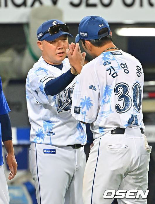 [OSEN=대구, 이석우 기자] 16일 대구삼성라이온즈파크에서 2026 신한 SOL KBO 리그 삼성 라이온즈와 롯데 자이언츠의 경기가 열렸다. 홈팀 삼성은 양창섭이, 방문팀 롯데는 로드리게스가 선발 출전했다. 삼성 라이온즈 박진만 감독이 롯데 자이언츠에 4-1로 후반기 첫 승리를 기록하고 김영웅과 기쁨을 나누고 있다. 2026.07.16 / foto0307@osen.co.kr