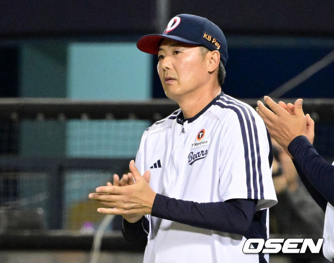 [OSEN=잠실, 조은정 기자]1회말 발생한 박승규(삼성 라이온즈)의 통한의 수비 실수가 승부를 결정지었다.프로야구 두산 베어스는 16일 서울 잠실구장에서 열린 2026 신한 SOL KBO리그 삼성 라이온즈와의 시즌 13차전에서 3-1로 승리했다.두산 김원형 감독이 승리를 기뻐하고 있다. 2026.09.16 /cej@osen.co.kr