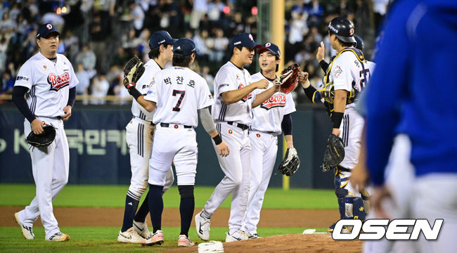 [OSEN=잠실, 조은정 기자]16일 서울 잠실야구장에서 2026 신한 SOL KBO리그 두산 베어스와 삼성 라이온즈의 경기가 열렸다.이날 두산은 벤자민, 삼성은 페덱이 선발로 나섰다.두산이 승리를 기뻐하고 있다. 2026.09.16 /cej@osen.co.kr