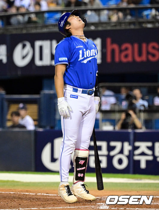 [OSEN=잠실, 조은정 기자]16일 서울 잠실야구장에서 2026 신한 SOL KBO리그 두산 베어스와 삼성 라이온즈의 경기가 열렸다.이날 두산은 벤자민, 삼성은 페덱이 선발로 나섰다.7회초 1사에서 삼성 이창용이 10구 승부 끝 삼진으로 물러나며 아쉬워하고 있다. 2026.09.16 /cej@osen.co.kr