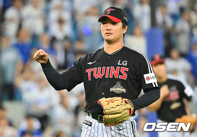 [OSEN=대구, 이석우 기자] 12일 대구삼성라이온즈파크에서 2026 신한 SOL KBO 리그 삼성 라이온즈와 LG 트윈스의 경기가 열렸다. 홈팀 삼성은 후라도가, 방문팀 LG는 톨허스트가 선발 출전했다. LG 트윈스 고우석이 6회말 1사 1루 삼성 라이온즈 류지혁을 2루수 병살타로 잡고 주먹을 불끈 쥐고 있다. 2026.09.12 / foto0307@osen.co.kr