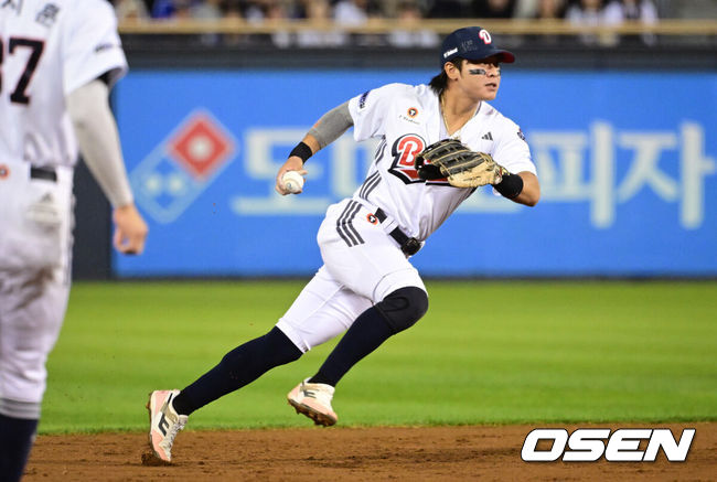 [OSEN=잠실, 조은정 기자]16일 서울 잠실야구장에서 2026 신한 SOL KBO리그 두산 베어스와 삼성 라이온즈의 경기가 열렸다.이날 두산은 벤자민, 삼성은 페덱이 선발로 나섰다.8회초 1사에서 두산 유격수 박찬호가 삼성 김도환의 땅볼을 처리하고 있다. 2026.09.16 /cej@osen.co.kr