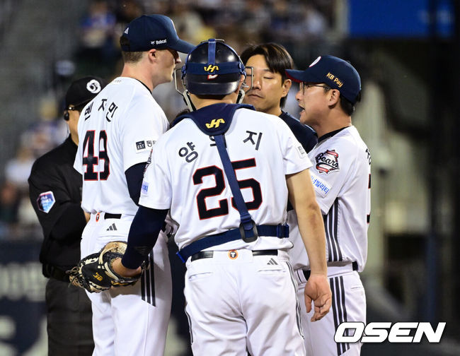 [OSEN=잠실, 조은정 기자]16일 서울 잠실야구장에서 2026 신한 SOL KBO리그 두산 베어스와 삼성 라이온즈의 경기가 열렸다.이날 두산은 벤자민, 삼성은 페덱이 선발로 나섰다.5회초 1루에 두산 정재훈 코치가 마운드에 올라 벤자민을 다독이고 있다. 2026.09.16 /cej@osen.co.kr