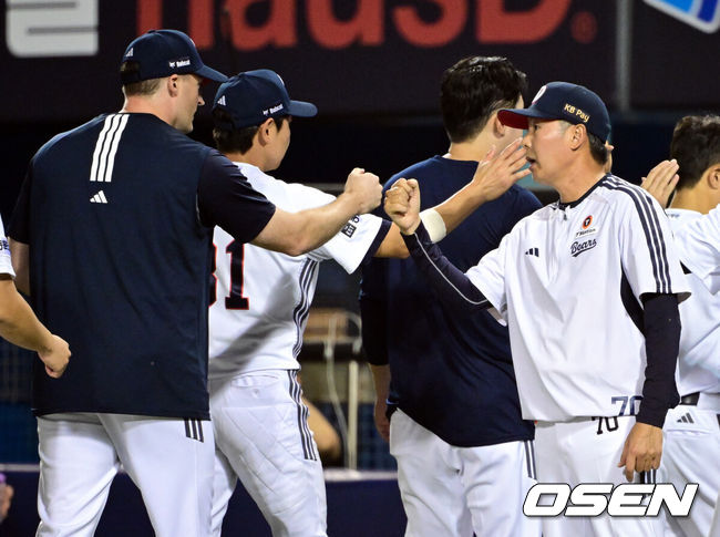 [OSEN=잠실, 조은정 기자]16일 서울 잠실야구장에서 2026 신한 SOL KBO리그 두산 베어스와 삼성 라이온즈의 경기가 열렸다.이날 두산은 벤자민, 삼성은 페덱이 선발로 나섰다.두산 김원형 감독이 벤자민과 승리를 기뻐하고 있다. 2026.09.16 /cej@osen.co.kr