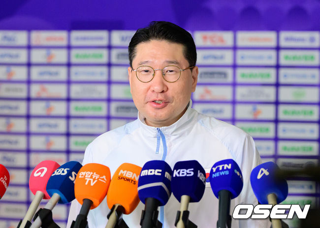 [OSEN=지형준 기자] 2026 아이치-나고야 아시안게임 대한민국 선수단 본단이 17일 오전 인천국제공항을 통해 일본으로 출국했다.아이치-나고야 아시안게임은 19일부터 10월 4일까지 일본 아이치현과 나고야시 일원에서 열린다. 대한민국은 41개 종목에 1,052명의 선수단을 파견한다. 이상현 선수단장이 인터뷰를 하고 있다. 2026.09.17 / jpnews@osen.co.kr