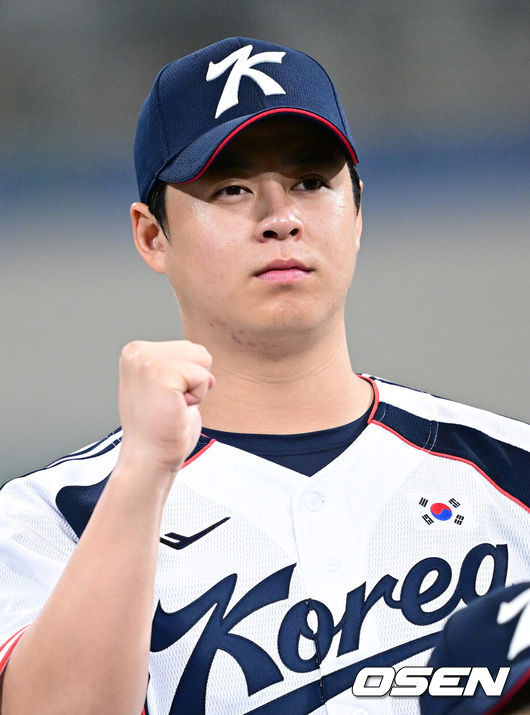 [OSEN=고척, 최규한 기자] 류지현 감독이 이끄는 2026 아이치·나고야 아시안게임 야구 대표팀이 15일 오후 서울 고척스카이돔에서 소집 첫 공식 훈련을 가졌다.야구 대표팀은 오는 18일 나고야로 이동한 뒤 21일 B조 조별예선 대만전, 22일 홍콩전, 23일 태국전을 치른 뒤 25일부터 26일까지 슈퍼라운드를 거쳐 27일 메달 결정전을 펼친다. 야구 대표팀 노시환이 기념촬영을 하고 있다. 2026.09.15 / dreamer@osen.co.kr