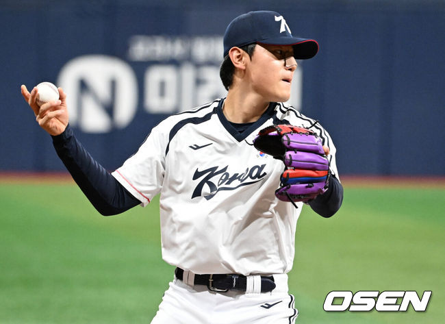 [OSEN=고척, 조은정 기자]류지현 감독이 이끄는 2026 아이치·나고야 아시안게임 야구 대표팀이 17일 오후 서울 고척스카이돔에서 상무와의 연습경기에 앞서 훈련을 가졌다.야구 대표팀은 오는 18일 나고야로 이동한 뒤 21일 B조 조별예선 대만전, 22일 홍콩전, 23일 태국전을 치른 뒤 25일부터 26일까지 슈퍼라운드를 거쳐 27일 메달 결정전을 펼친다. 대표팀 김도영이 수비 훈련을 하고 있다. 2026.09.17 /cej@osen.co.kr