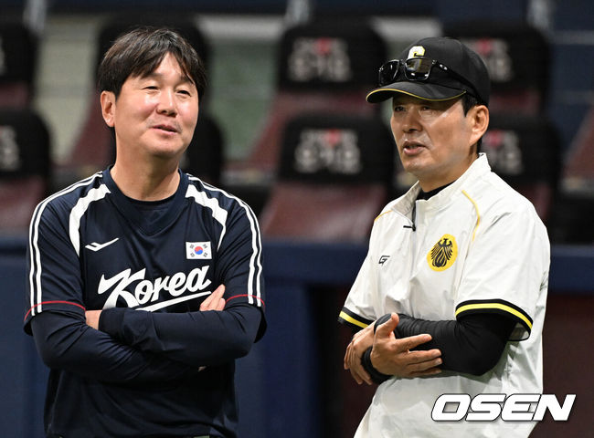 [OSEN=고척, 조은정 기자]류지현 감독이 이끄는 2026 아이치·나고야 아시안게임 야구 대표팀이 17일 오후 서울 고척스카이돔에서 상무와의 연습경기에 앞서 훈련을 가졌다.야구 대표팀은 오는 18일 나고야로 이동한 뒤 21일 B조 조별예선 대만전, 22일 홍콩전, 23일 태국전을 치른 뒤 25일부터 26일까지 슈퍼라운드를 거쳐 27일 메달 결정전을 펼친다. 대표팀 류지현 감독, 상무 박치왕 감독이 경기를 앞두고 대화를 나누고 있다. 2026.09.17 /cej@osen.co.kr