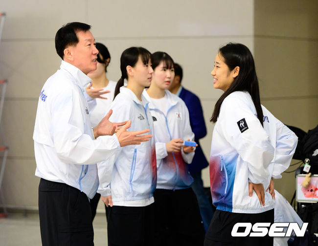 [OSEN=지형준 기자] 2026 아이치-나고야 아시안게임 대한민국 선수단 본단이 17일 오전 인천국제공항을 통해 일본으로 출국했다.아이치-나고야 아시안게임은 19일부터 10월 4일까지 일본 아이치현과 나고야시 일원에서 열린다. 대한민국은 41개 종목에 1,052명의 선수단을 파견한다. 배드민턴 대표팀 박주봉 감독과 안세영이 출국 준비를 하고 있다. 2026.09.17 / jpnews@osen.co.kr