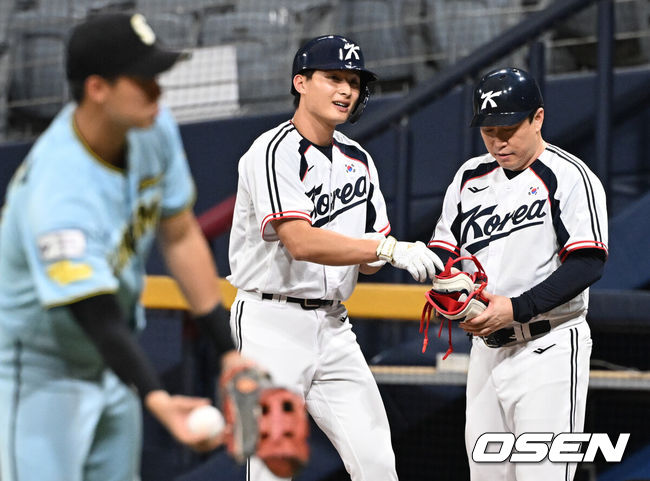 [OSEN=고척, 조은정 기자]류지현 감독이 이끄는 2026 아이치·나고야 아시안게임 야구 대표팀이 17일 오후 서울 고척스카이돔에서 상무와의 연습경기를 가졌다.야구 대표팀은 오는 18일 나고야로 이동한 뒤 21일 B조 조별예선 대만전, 22일 홍콩전, 23일 태국전을 치른 뒤 25일부터 26일까지 슈퍼라운드를 거쳐 27일 메달 결정전을 펼친다. 6회말 2사 만루에서 대표팀 윤동희가 2타점 적시타를 날린 뒤 미소짓고 있다. 2026.09.17 /cej@osen.co.kr