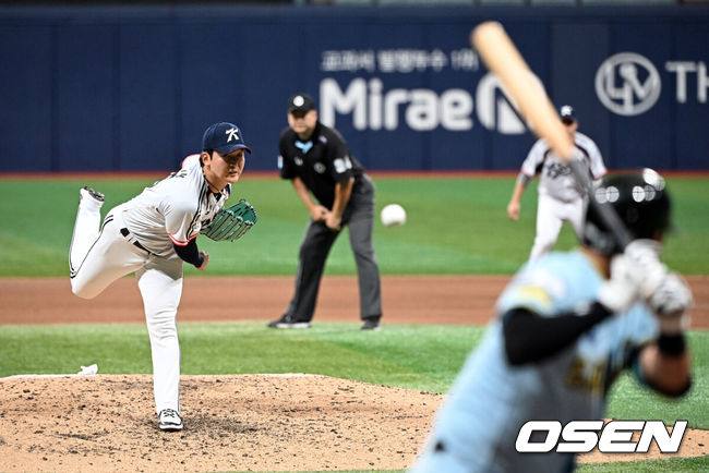 [OSEN=고척, 조은정 기자]류지현 감독이 이끄는 2026 아이치·나고야 아시안게임 야구 대표팀이 17일 오후 서울 고척스카이돔에서 상무와의 연습경기를 가졌다.야구 대표팀은 오는 18일 나고야로 이동한 뒤 21일 B조 조별예선 대만전, 22일 홍콩전, 23일 태국전을 치른 뒤 25일부터 26일까지 슈퍼라운드를 거쳐 27일 메달 결정전을 펼친다. 8회초 대표팀 최준용이 역투하고 있다. 2026.09.17 /cej@osen.co.kr