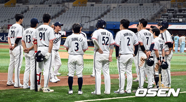 [OSEN=고척, 조은정 기자]류지현 감독이 이끄는 2026 아이치·나고야 아시안게임 야구 대표팀이 17일 오후 서울 고척스카이돔에서 상무와의 연습경기를 가졌다.야구 대표팀은 오는 18일 나고야로 이동한 뒤 21일 B조 조별예선 대만전, 22일 홍콩전, 23일 태국전을 치른 뒤 25일부터 26일까지 슈퍼라운드를 거쳐 27일 메달 결정전을 펼친다. 경기 종료 후 대표팀 류지현 감독이 선수단과 미팅을 갖고 있다. 2026.09.17 /cej@osen.co.kr