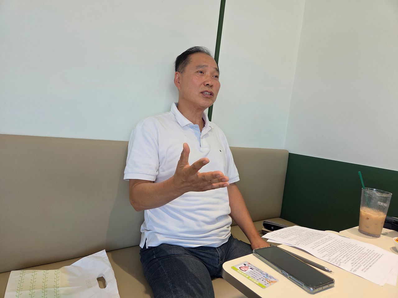 장석구씨가 오랜 기간 준비한 감리원을 포기한 이유에 대해 설명하고 있다. 사진 김부규
