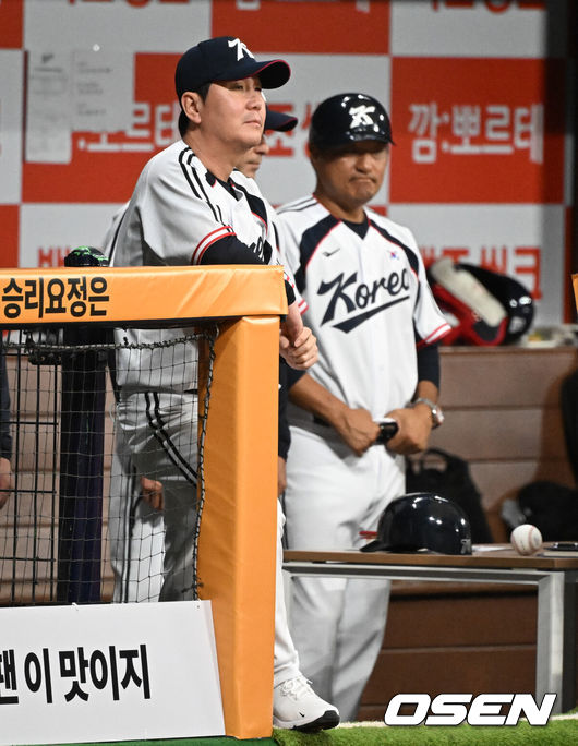 [OSEN=고척, 조은정 기자]류지현 감독이 이끄는 2026 아이치·나고야 아시안게임 야구 대표팀이 17일 오후 서울 고척스카이돔에서 상무와의 연습경기를 가졌다.야구 대표팀은 오는 18일 나고야로 이동한 뒤 21일 B조 조별예선 대만전, 22일 홍콩전, 23일 태국전을 치른 뒤 25일부터 26일까지 슈퍼라운드를 거쳐 27일 메달 결정전을 펼친다. 대표팀 류지현 감독이 오원석 피칭을 지켜보고 있다. 2026.09.17 /cej@osen.co.kr