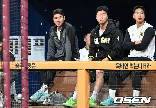 [OSEN=고척, 조은정 기자]류지현 감독이 이끄는 2026 아이치·나고야 아시안게임 야구 대표팀이 17일 오후 서울 고척스카이돔에서 상무와의 연습경기에 앞서 훈련을 가졌다.야구 대표팀은 오는 18일 나고야로 이동한 뒤 21일 B조 조별예선 대만전, 22일 홍콩전, 23일 태국전을 치른 뒤 25일부터 26일까지 슈퍼라운드를 거쳐 27일 메달 결정전을 펼친다. 장재영(왼쪽)을 비롯한 상무가 대표팀 훈련을 지켜보고 있다. 2026.09.17 /cej@osen.co.kr