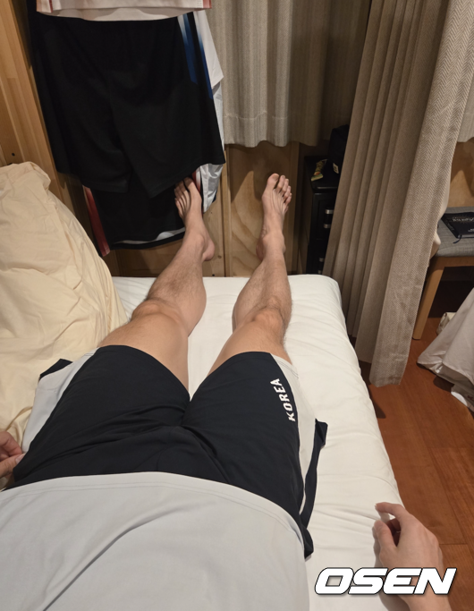 [사진] 선수촌 침대에 누운 장재석 / 장재석 제공 