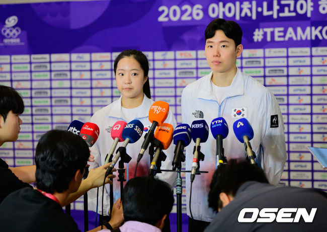 [OSEN=지형준 기자] 2026 아이치-나고야 아시안게임 대한민국 선수단 본단이 17일 오전 인천국제공항을 통해 일본으로 출국했다.아이치-나고야 아시안게임은 19일부터 10월 4일까지 일본 아이치현과 나고야시 일원에서 열린다. 대한민국은 41개 종목에 1,052명의 선수단을 파견한다. 선수 대표 탁구 신유빈, 배드민턴 서승재가 인터뷰를 하고 있다. 2026.09.17 / jpnews@osen.co.kr