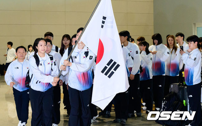 [OSEN=지형준 기자] 2026 아이치-나고야 아시안게임 대한민국 선수단 본단이 17일 오전 인천국제공항을 통해 일본으로 출국했다.아이치-나고야 아시안게임은 19일부터 10월 4일까지 일본 아이치현과 나고야시 일원에서 열린다. 대한민국은 41개 종목에 1,052명의 선수단을 파견한다. 선수 대표 탁구 신유빈, 배드민턴 서승재가 태극기를 들고 선수단과 함께 출국장으로 향하고 있다. 2026.09.17 / jpnews@osen.co.kr