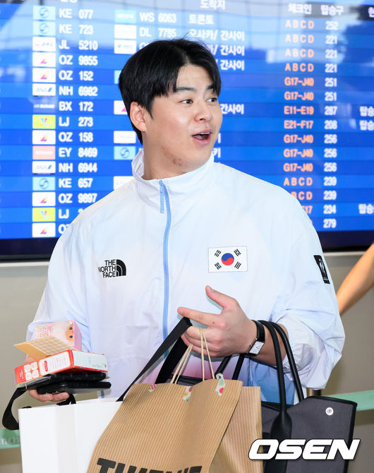 [OSEN=인천공항, 이대선 기자] 류지현 감독이 이끄는 한국 야구대표팀이 18일 오전 인천국제공항을 통해 출국했다.결전지인 일본 나고야로 향하는 대표팀은 19일과 20일 현지 적응 훈련을 거쳐 21일 대만과 조별예선 1차전을 치른다.노시환이 출국장으로 이동하고 있다. 2026.09.18 /sunday@osen.co.kr