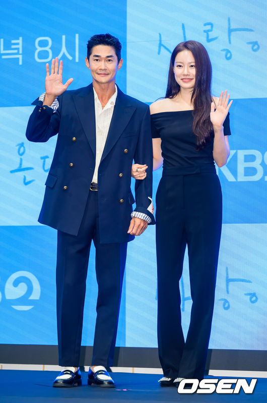 [OSEN=박준형 기자] 22일 서울 신도림 디큐브시티 더세인트 웨딩홀에서 KBS 2TV새 주말드라마‘사랑이 온다’ 제작발표회가 진행됐다.오는 25일 첫 방송되는 '사랑이 온다'(극본이경희, 연출 홍석구)는 깨진 가족의 파편을 다시 모아 세상에서 가장 따뜻한 인생 한 상을 차려가는 두 남녀의 이야기를 담은 패밀리 레시피 드라마로 이날 행사에는 배우 하석진과 안희연, 박유나, 배정남, 권해효, 윤유선, 류승수, 진경 등이 참석했다.배우 배정남과 박유나가 포즈를 취하고 있다.    2026.07.22 / soul1014@osen.co.kr