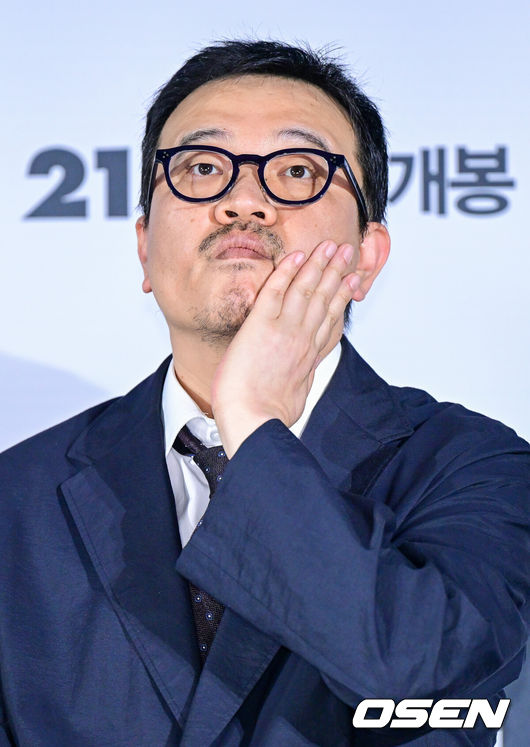 [OSEN=최규한 기자] 18일 오전 서울 용산 CGV에서 영화 ‘실낙원’(감독 연상호) 제작보고회가 열렸다.영화 ‘실낙원’은 9년 전 캠핑스쿨 버스 실종 사건으로 아들을 잃은 엄마 류소영에게 죽은 줄 알았던 아들 류선우가 돌아오면서 벌어지는 이야기를 그린 심리 스릴러다.연상호 감독이 취재진의 질문을 듣고 있다. 2026.09.18 / dreamer@osen.co.kr