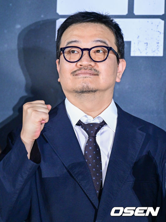 [OSEN=최규한 기자] 18일 오전 서울 용산 CGV에서 영화 ‘실낙원’(감독 연상호) 제작보고회가 열렸다.영화 ‘실낙원’은 9년 전 캠핑스쿨 버스 실종 사건으로 아들을 잃은 엄마 류소영에게 죽은 줄 알았던 아들 류선우가 돌아오면서 벌어지는 이야기를 그린 심리 스릴러다.연상호 감독이 포토타임을 하고 있다. 2026.09.18 / dreamer@osen.co.kr