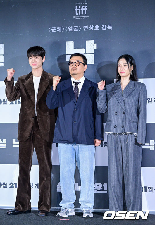 [OSEN=최규한 기자] 18일 오전 서울 용산 CGV에서 영화 ‘실낙원’(감독 연상호) 제작보고회가 열렸다.영화 ‘실낙원’은 9년 전 캠핑스쿨 버스 실종 사건으로 아들을 잃은 엄마 류소영에게 죽은 줄 알았던 아들 류선우가 돌아오면서 벌어지는 이야기를 그린 심리 스릴러다.배우 배현성, 연상호 감독,김현주(왼쪽부터)가 포토타임을 하고 있다. 2026.09.18 / dreamer@osen.co.kr