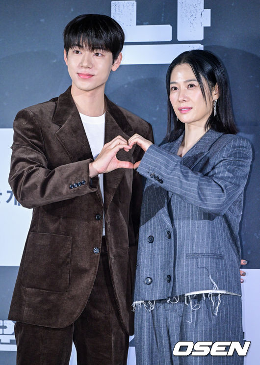 [OSEN=최규한 기자] 18일 오전 서울 용산 CGV에서 영화 ‘실낙원’(감독 연상호) 제작보고회가 열렸다.영화 ‘실낙원’은 9년 전 캠핑스쿨 버스 실종 사건으로 아들을 잃은 엄마 류소영에게 죽은 줄 알았던 아들 류선우가 돌아오면서 벌어지는 이야기를 그린 심리 스릴러다.배우 배현성과 김현주가 포토타임을 하고 있다. 2026.09.18 / dreamer@osen.co.kr