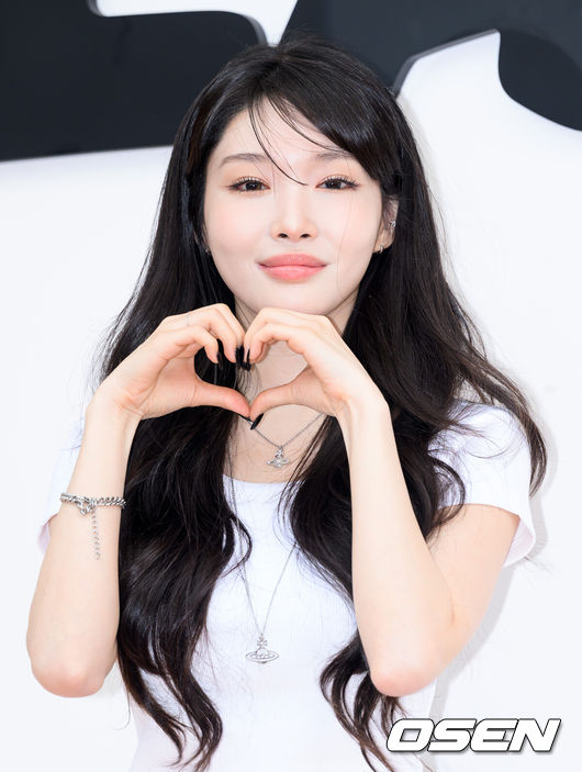 [OSEN=이대선 기자] 20일 서울 강남구 꼴라보하우스 도산에서 미국 프리미엄 가전 브랜드의 팝업 포토세션이 열렸다.이날 행사에는 프리지아, 이시안, 가수 청하, 안무가 가비가 참석해 자리를 빛냈다.가수 청하가 포토타임을 가지고 있다. 2025.06.20 /sunday@osen.co.kr