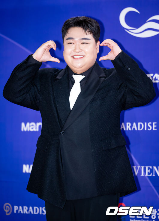 [OSEN=인천, 민경훈 기자] 제5회 청룡시리즈어워즈 레드카펫 및 포토월 행사가 31일 인천 파라다이스시티에서 열렸다.청룡시리즈어워즈는 2022년 대한민국 최초로 시도된 오리지널 스트리밍 시리즈를 대상으로 하는 시상식이다. 사회는 전현무와 임윤아로 5년 연속 호흡을 맞춘다.개그맨 김규원이 레드카펫을 밟고 있다. 2025.07.31 / rumi@osen.co.kr