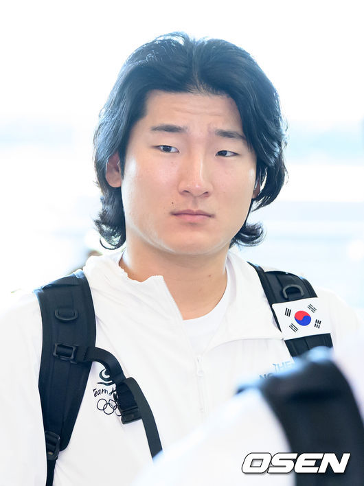 [OSEN=인천공항, 이대선 기자] 류지현 감독이 이끄는 한국 야구대표팀이 18일 오전 인천국제공항을 통해 출국했다.결전지인 일본 나고야로 향하는 대표팀은 19일과 20일 현지 적응 훈련을 거쳐 21일 대만과 조별예선 1차전을 치른다.곽빈이 출국장으로 이동하고 있다. 2026.09.18 /sunday@osen.co.kr
