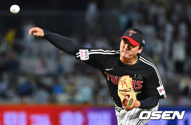 [OSEN=창원, 이석우 기자] 16일 창원NC파크에서 2026 신한 SOL KBO 리그 NC 다이노스와 LG 트윈스의 경기가 열렸다. 홈팀 NC는 클레빈저가, 방문팀 LG는 박시원이 선발 출전했다. LG 트윈스 고우석이 역투하고 있다. 2026.09.16 / foto0307@osen.co.kr