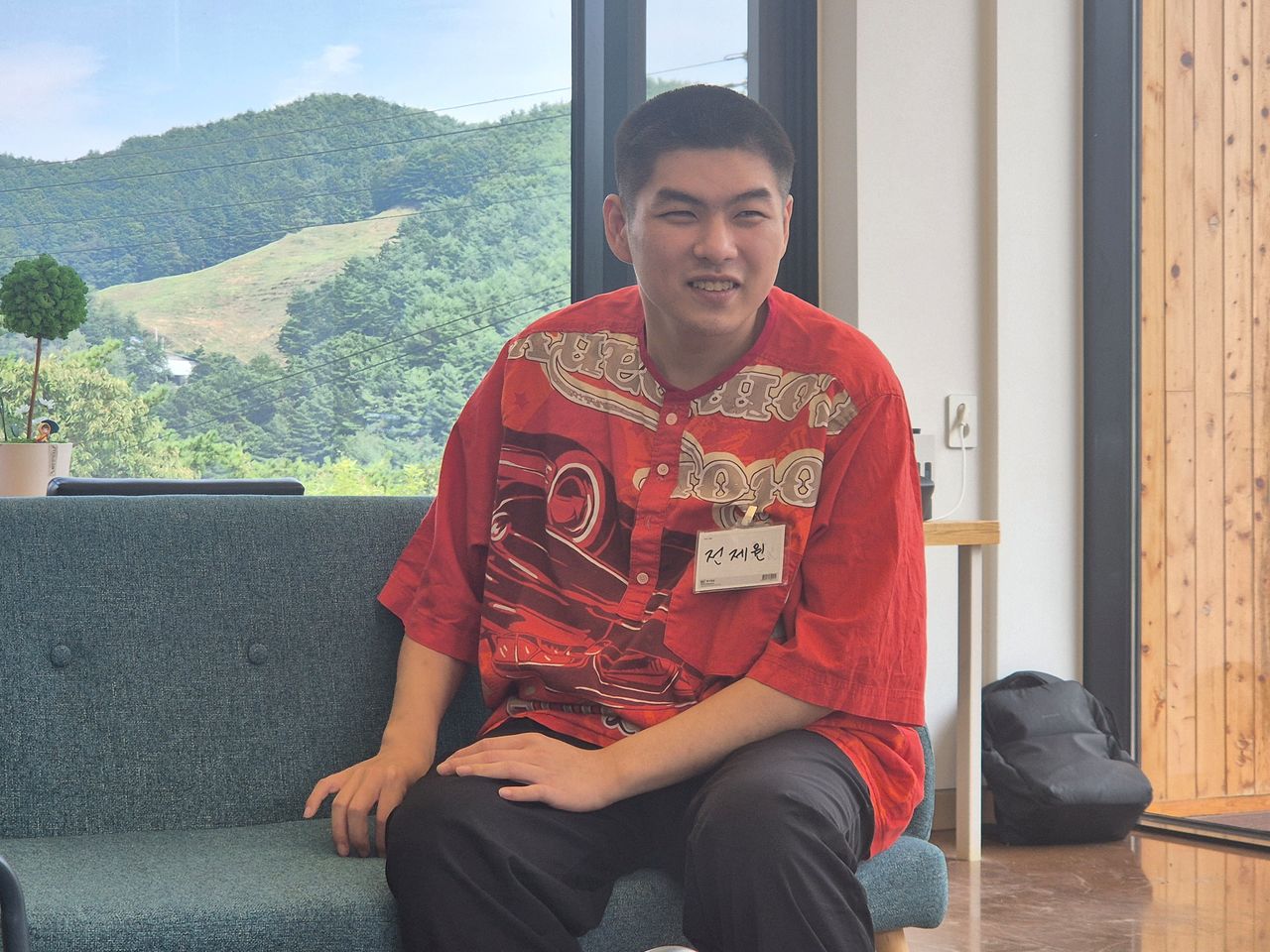 고 전경철 작가의 아들 제원씨가 지난 14일 오후 충북 제천의 에코마실 원예치유 농장 사무실에서 교육을 기다리며 웃고 있다. 최종권 기자