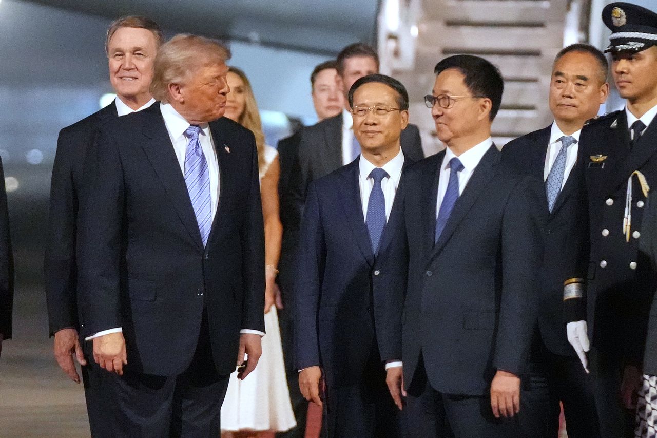지난 5월 13일 중국을 국빈방문한 도널드 트럼프 미국 대통령이 베이징 공항에서 한정 중국 국가부주석의 영접을 받고 있다. 트럼프는 오는 24일 미국을 방문할 시진핑 중국 국가주석을 맞이하기 위해 공항에 직접 나가 환영식을 개최할 계획인 것으로 알려졌다. AP=연합뉴스