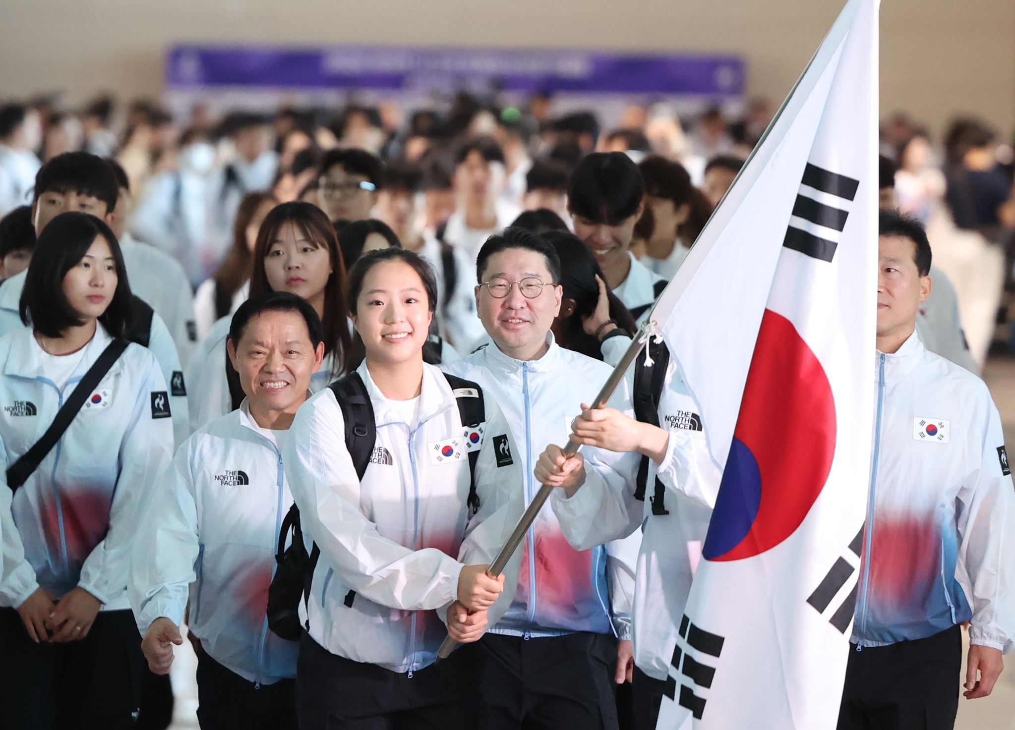 신유빈과 서승재는 인천공항 출국길에는 깃대가 달린 태극기를 들었다. 연합뉴스