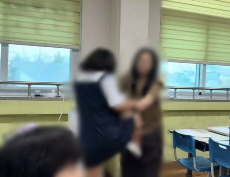청주의 한 초등학교에서 5학년 학생이 60대 기간제교사의 머리채를 잡고 발길질을 한 사건이 발생했다. 사진 JTBC 방송 캡처