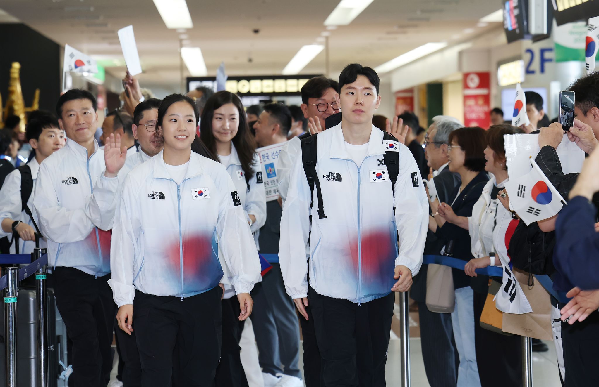 신유빈과 서승재가 주부국제공항 입국장을 빠져 나올 때 태극기 없이 빈손으로 모습을 드러냈다. 뉴스1 