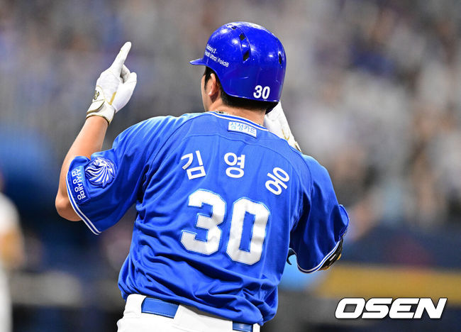 [OSEN=지형준 기자] 23일 오후 서울 고척스카이돔에서 2026 신한 SOL KBO리그 키움 히어로즈와 삼성 라이온즈의 경기가 열렸다. 4회초 1사에서 삼성 김영웅이 우익수 뒤 안타를 날리며 세리머니를 하고 있다. 2026.07.23 / jpnews@osen.co.kr