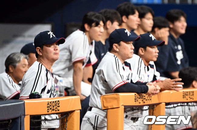 [OSEN=고척, 조은정 기자]류지현 감독이 이끄는 2026 아이치·나고야 아시안게임 야구 대표팀이 17일 오후 서울 고척스카이돔에서 상무와의 연습경기를 가졌다.야구 대표팀은 오는 18일 나고야로 이동한 뒤 21일 B조 조별예선 대만전, 22일 홍콩전, 23일 태국전을 치른 뒤 25일부터 26일까지 슈퍼라운드를 거쳐 27일 메달 결정전을 펼친다. 대표팀 류지현 감독이 경기를 지켜보고 있다. 2026.09.17 /cej@osen.co.kr