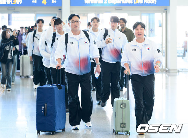 [OSEN=인천공항, 이대선 기자] 류지현 감독이 이끄는 한국 야구대표팀이 18일 오전 인천국제공항을 통해 출국했다.결전지인 일본 나고야로 향하는 대표팀은 19일과 20일 현지 적응 훈련을 거쳐 21일 대만과 조별예선 1차전을 치른다.류지현 감독을 비롯한 대표팀이 출국장으로 이동하고 있다. 2026.09.18 /sunday@osen.co.kr