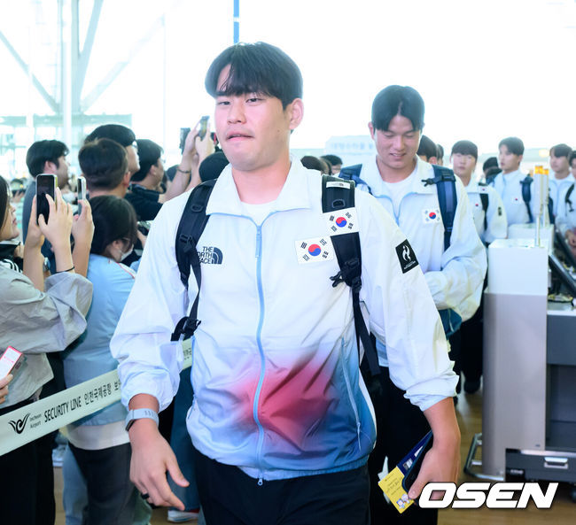[OSEN=인천공항, 이대선 기자] 류지현 감독이 이끄는 한국 야구대표팀이 18일 오전 인천국제공항을 통해 출국했다.결전지인 일본 나고야로 향하는 대표팀은 19일과 20일 현지 적응 훈련을 거쳐 21일 대만과 조별예선 1차전을 치른다.김진욱이 출국장으로 이동하고 있다. 2026.09.18 /sunday@osen.co.kr