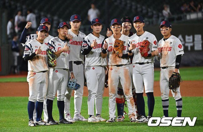 [OSEN=부산, 이석우 기자] 18일 부산 사직야구장에서 2026 신한 SOL KBO 리그 롯데 자이언츠와 NC 다이노스의 경기가 열렸다. 홈팀 롯데는 로드리게스가, 방문팀 NC는 이재학이 선발 출전했다.롯데 자이언츠 선수들이 NC 다이노스에 9-6으로 승리한 후 기념촬영을 하고 있다. 2026.09.18 / foto0307@osen.co.kr