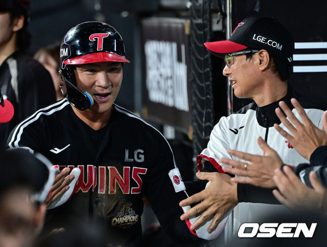 [OSEN=수원, 최규한 기자] 18일 경기도 수원 KT위즈파크에서 ‘2026 신한 SOL Bank KBO리그’ LG 트윈스와 KT 위즈의 경기가 열렸다.홈팀 KT는 로건 앨런, 방문팀 LG는 앤더스 톨허스트를 선발로 내세웠다.8회초 1사 1루 상황 LG 오지환이 달아나는 우월 투런포를 날리고 홈을 밟은 뒤 염경엽 감독과 인사를 나누고 있다. 2026.09.18 / dreamer@osen.co.kr