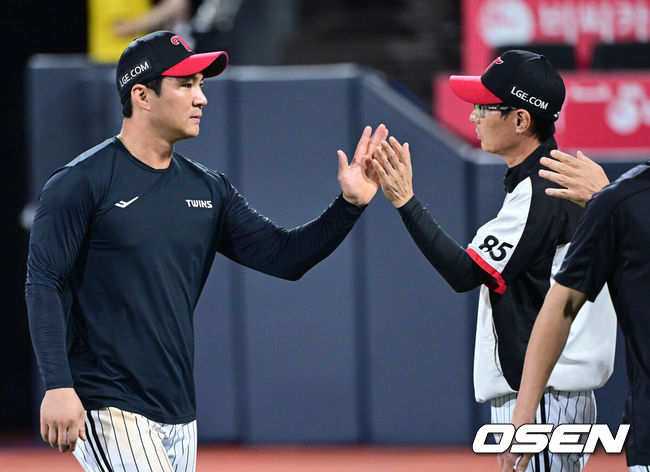 [OSEN=수원, 최규한 기자] 18일 경기도 수원 KT위즈파크에서 ‘2026 신한 SOL Bank KBO리그’ LG 트윈스와 KT 위즈의 경기가 열렸다.홈팀 KT는 로건 앨런, 방문팀 LG는 앤더스 톨허스트를 선발로 내세웠다.경기를 마치고 승리한 LG 염경엽 감독과 오지환이 인사를 나누고 있다. 2026.09.18 / dreamer@osen.co.kr