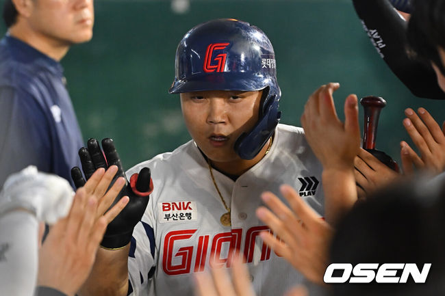 [OSEN=부산, 이석우 기자] 18일 부산 사직야구장에서 2026 신한 SOL KBO 리그 롯데 자이언츠와 NC 다이노스의 경기가 열렸다. 홈팀 롯데는 로드리게스가, 방문팀 NC는 이재학이 선발 출전했다.롯데 자이언츠 한동희가 2회말 좌중월 솔로 홈런을 치고 하이파이브를 하고 있다. 2026.09.18 / foto0307@osen.co.kr