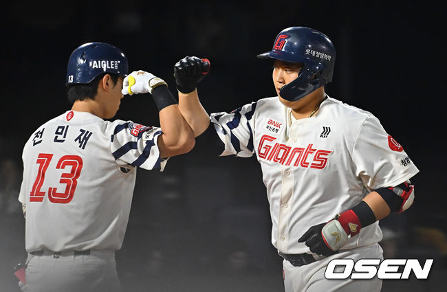 [OSEN=부산, 이석우 기자] 18일 부산 사직야구장에서 2026 신한 SOL KBO 리그 롯데 자이언츠와 NC 다이노스의 경기가 열렸다. 홈팀 롯데는 로드리게스가, 방문팀 NC는 이재학이 선발 출전했다.롯데 자이언츠 한동희가 2회말 좌중월 솔로 홈런을 치고 전민재와 하이파이브를 하고 있다. 2026.09.18 / foto0307@osen.co.kr